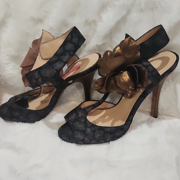 Betsey Johnson Black and Metallic Gold Floral Heels - Picture 3 of 7